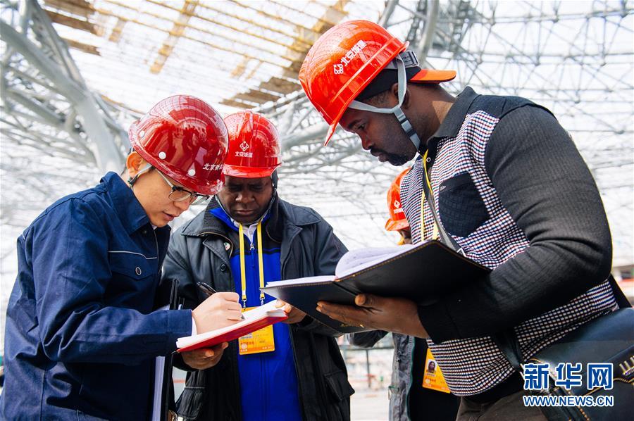 �����Aȫý�^�l��ʮ�Ŵ��؄e������D�Ļ��ӣ���4���^���V��������x�F(xi��n)���������̵ĉ���ƪ�¡�����ʮ�Ŵ��濴�r���Ї���ɫ������x�l(f��)չ��(zh��n)�԰���